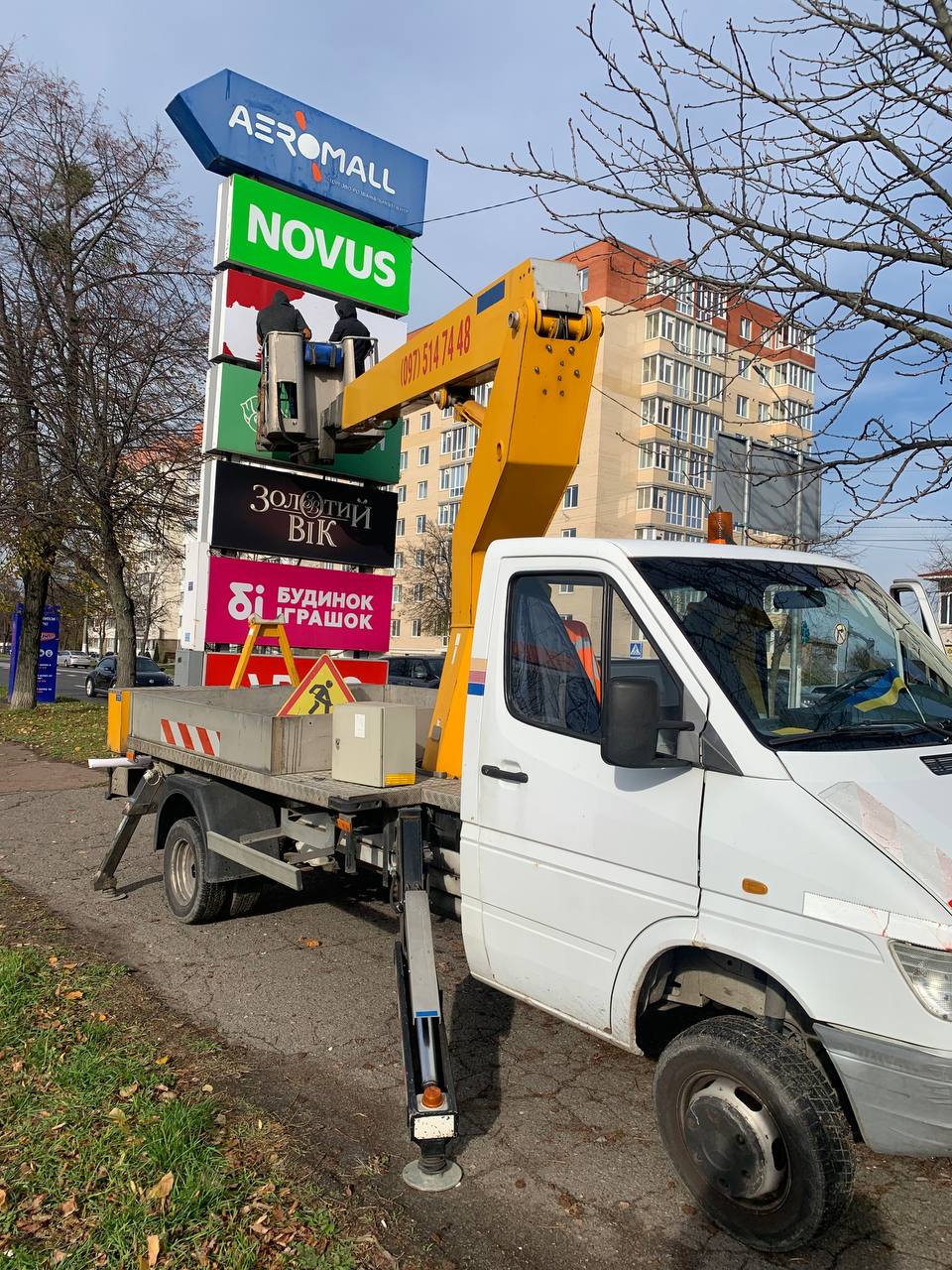 монтаж банера з автовищкой